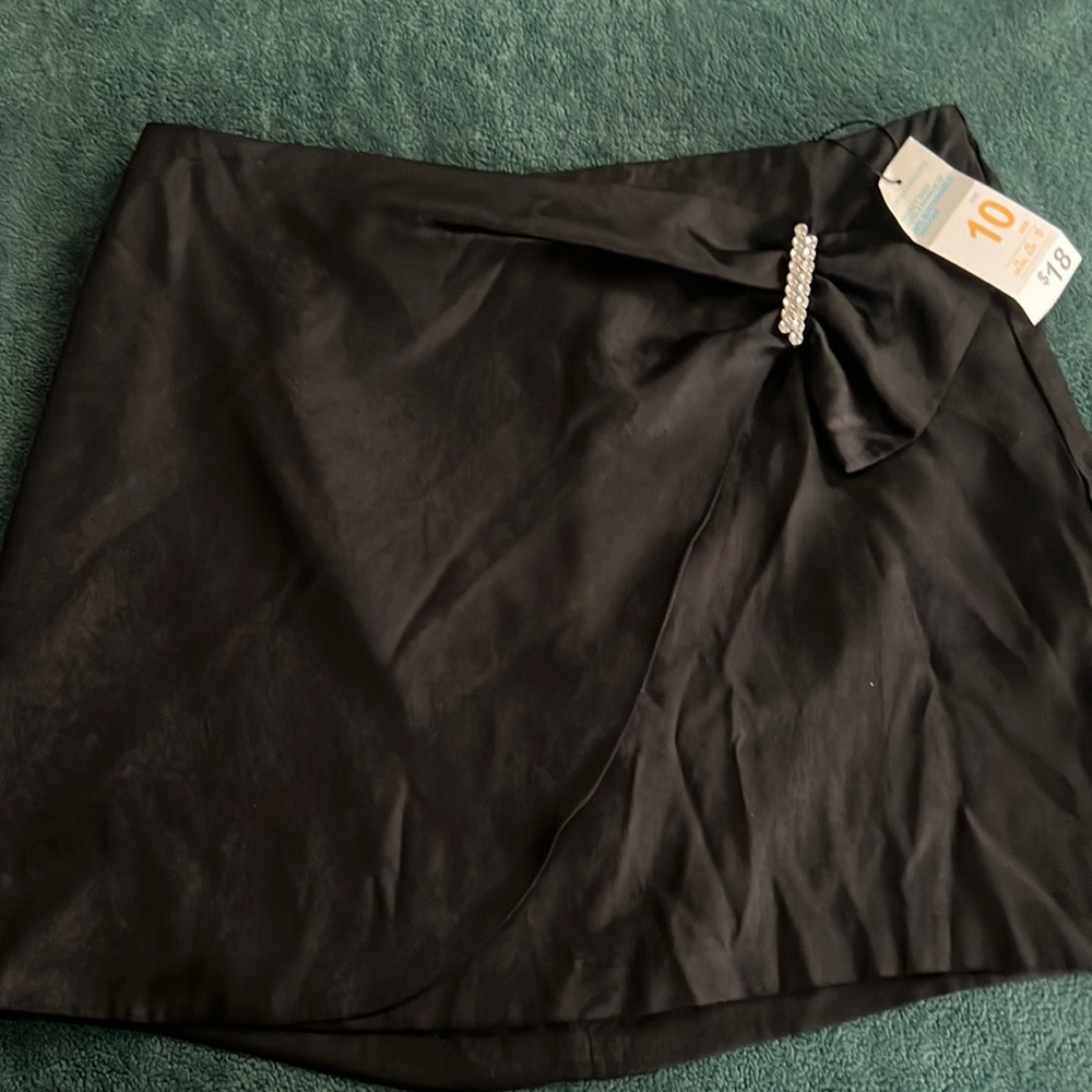 Black silk skirt with brooch